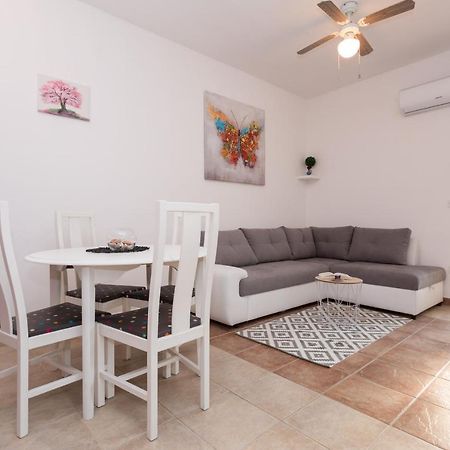 Lara - Apartment Near The Beach Vrbnik Zewnętrze zdjęcie