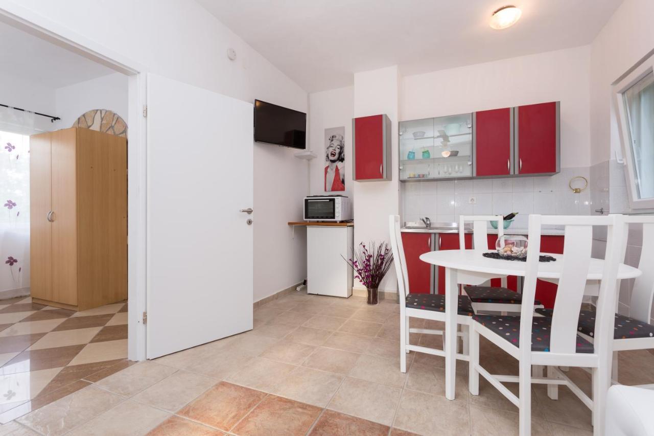 Lara - Apartment Near The Beach Vrbnik Zewnętrze zdjęcie