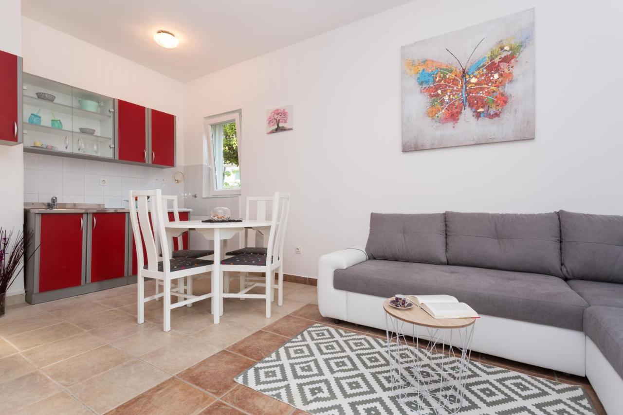Lara - Apartment Near The Beach Vrbnik Zewnętrze zdjęcie