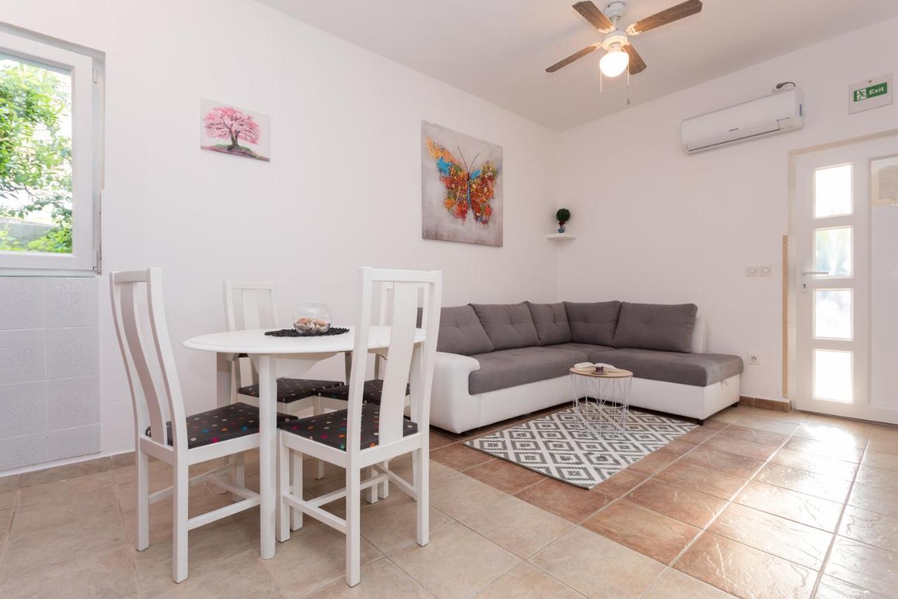 Lara - Apartment Near The Beach Vrbnik Zewnętrze zdjęcie