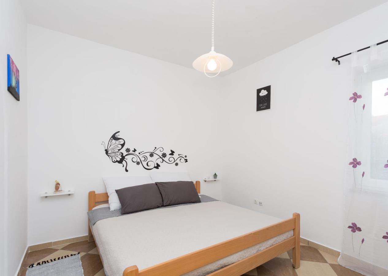 Lara - Apartment Near The Beach Vrbnik Zewnętrze zdjęcie