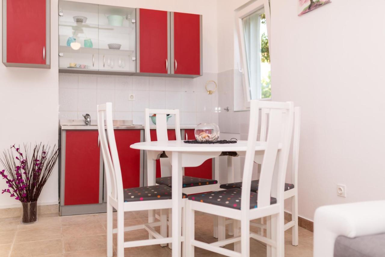 Lara - Apartment Near The Beach Vrbnik Zewnętrze zdjęcie